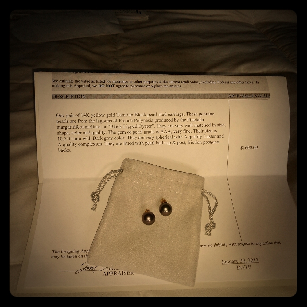 Exceptioal Tahitian pearl earrings 18 k gold